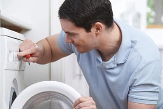 Waschmaschine anschließen: Vor dem ersten Waschgang steht ein Probedurchlauf ohne Wäsche.