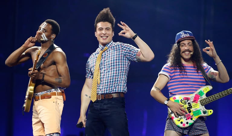 Frankreich schickte 2014 das schrille Kunsttrio Twin Twin ins ESC-Rennen. Ihr Song "Moustache" war eine schräge Hommage an den Schnurrbart.