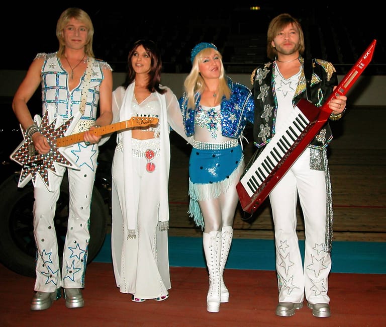Man sollte die schrägen Outfits der heutigen Grand-Prix-Teilnehmer aber nicht überbewerten, ohne den Fummel von ABBA aus deren Siegerjahr 1974 gesehen zu haben.