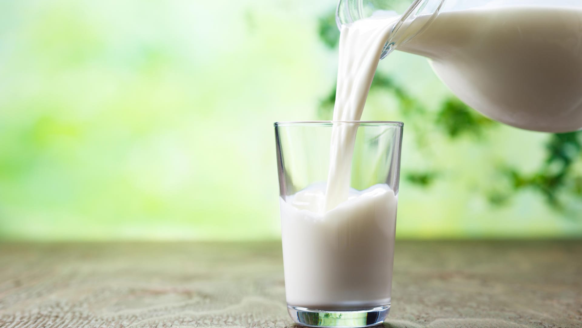 Ein Glas mit Milch: Rohmilch, Vollmilch oder H-Milch? Jede Milchsorte hat ihre Vor- und Nachteile.