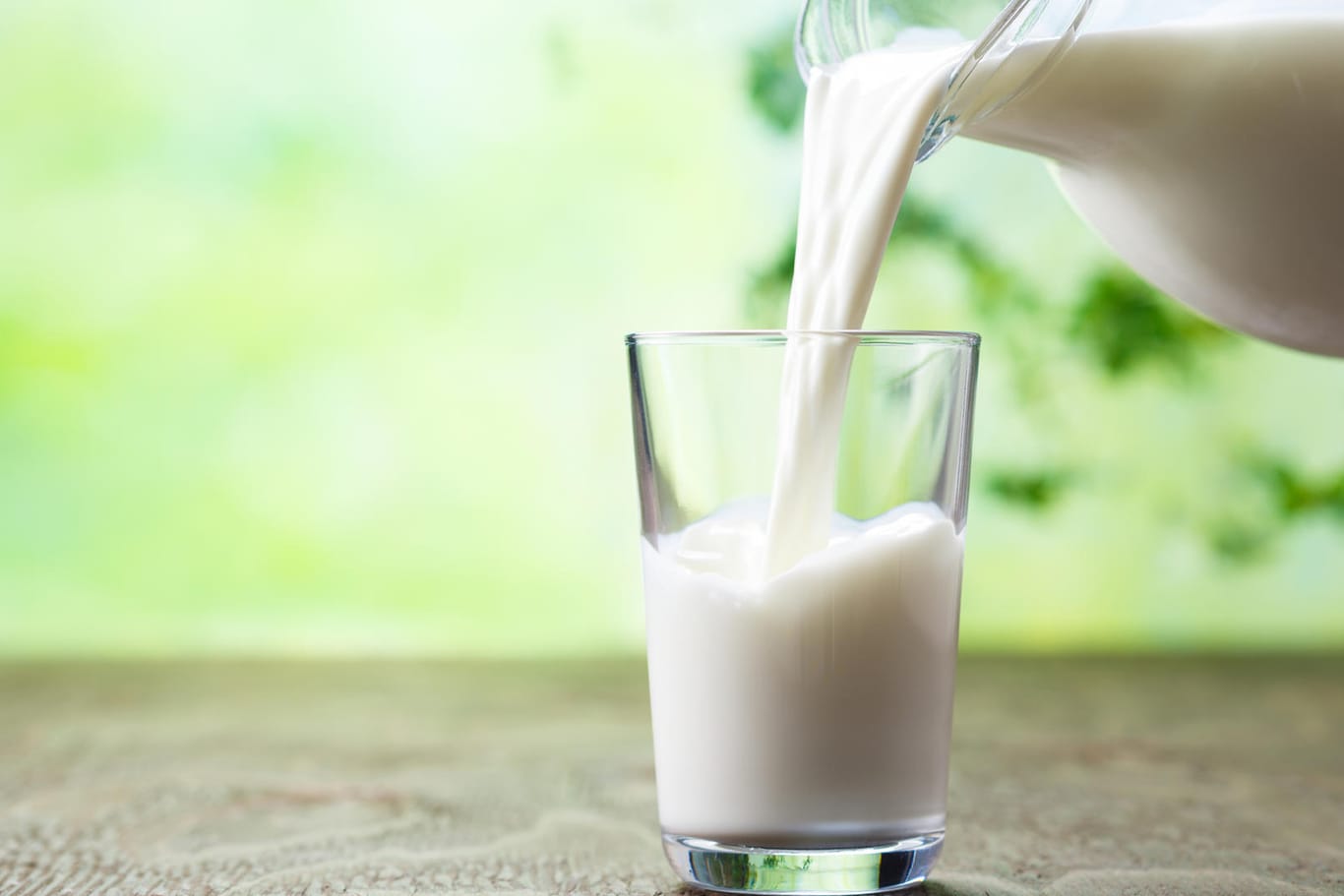 Ein Glas mit Milch: Rohmilch, Vollmilch oder H-Milch? Jede Milchsorte hat ihre Vor- und Nachteile.