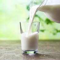 Ein Glas mit Milch: Rohmilch, Vollmilch oder H-Milch? Jede Milchsorte hat ihre Vor- und Nachteile.