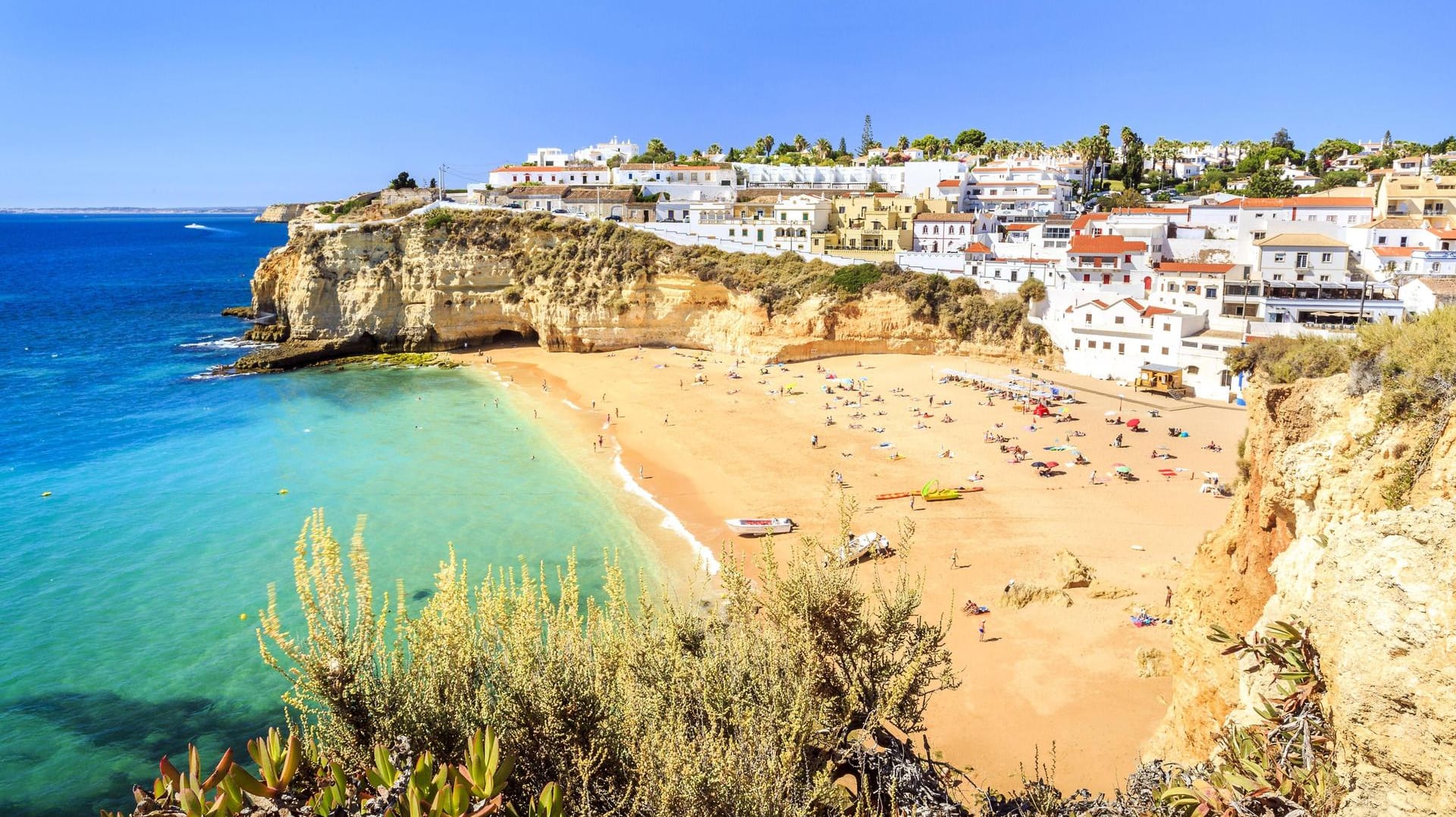 Der Strand von Carvoeiro an der Algarve in Portugal