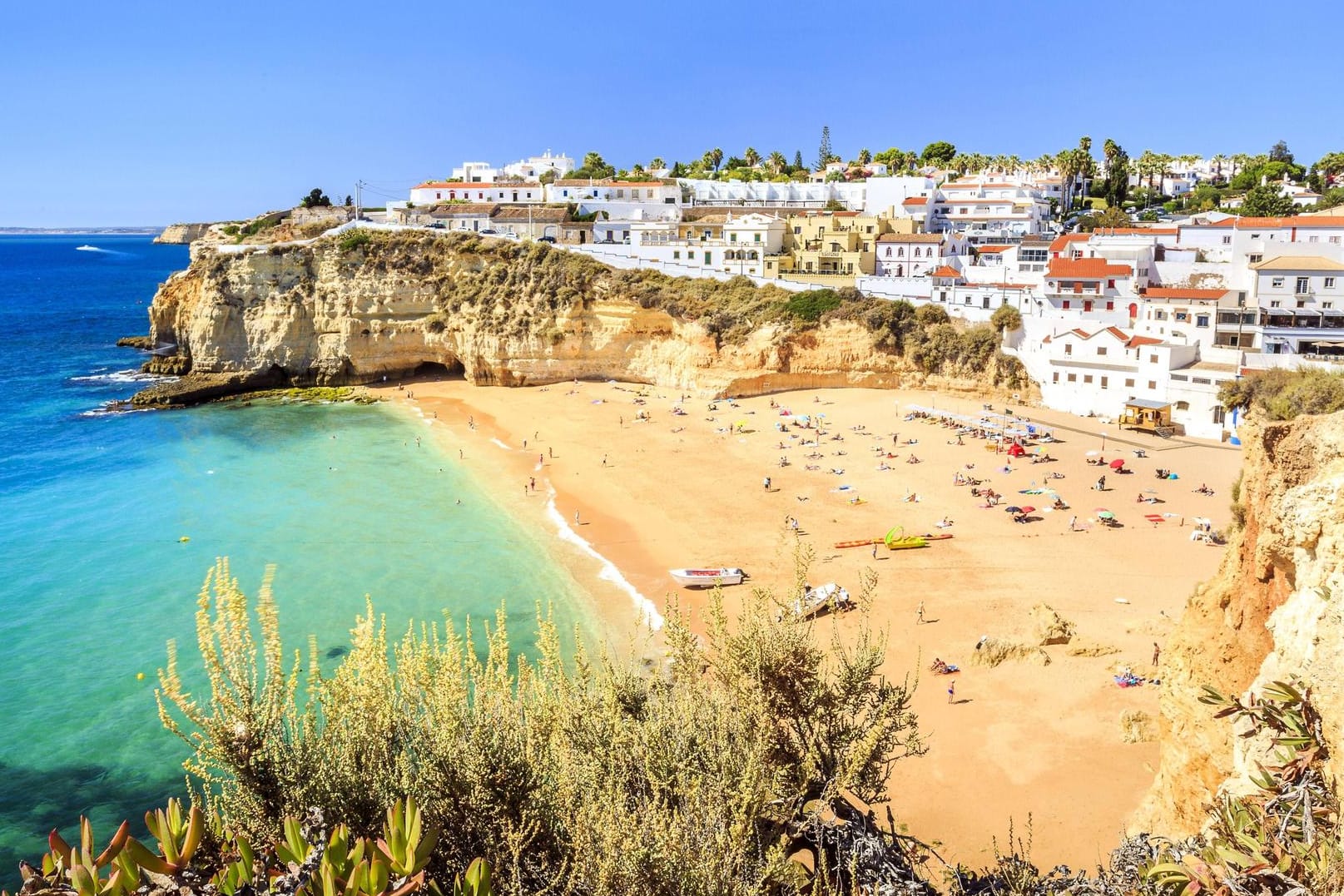 Der Strand von Carvoeiro an der Algarve in Portugal