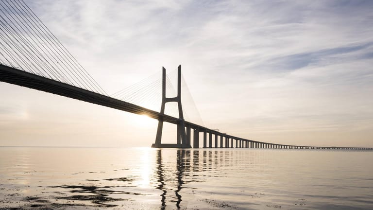 Die längste Brücke Europas, Vasco da Gama führt über den Rio Tejo und ist über 17 Kilometer lang.