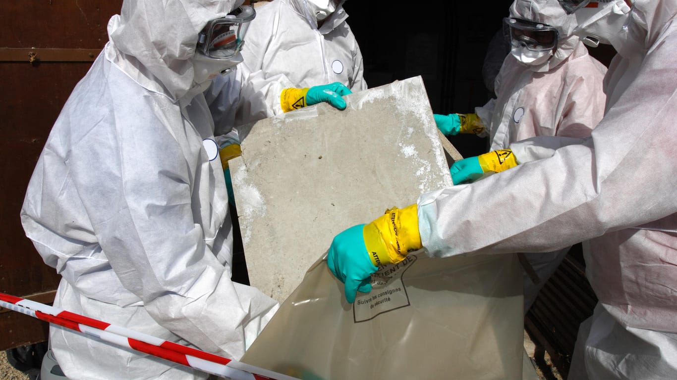 Asbest wird von Experten entsorgt