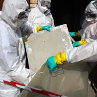 Asbest wird von Experten entsorgt