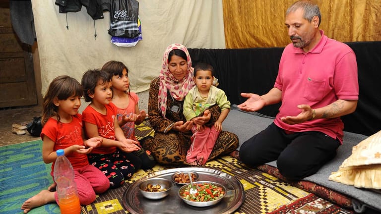 Familie während des Ramadans: Für Kinder ist das Fasten ungesund.