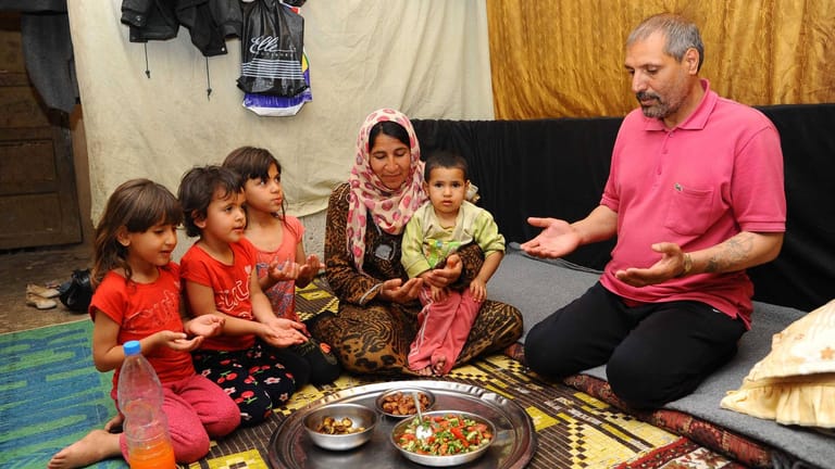 Familie während des Ramadans: Für Kinder ist das Fasten ungesund.