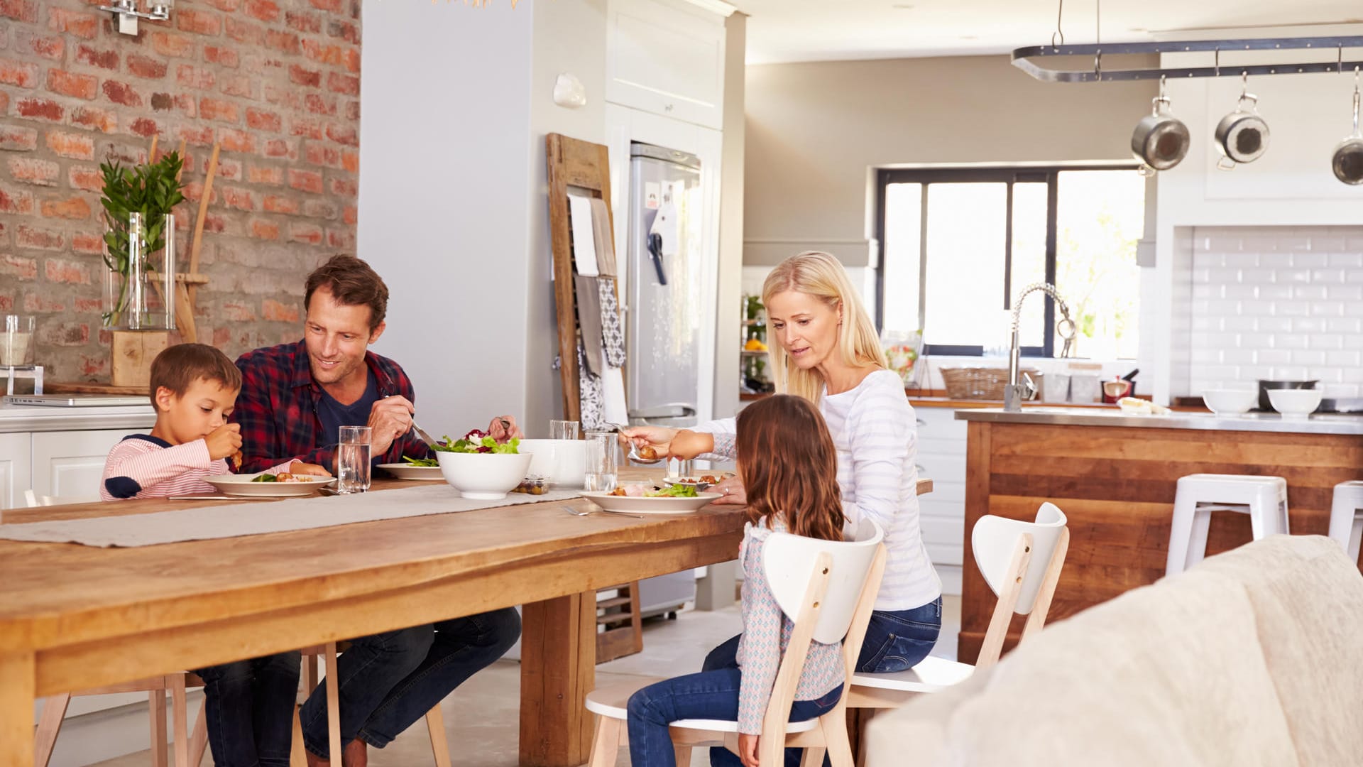 Familie an einem großen Esstisch