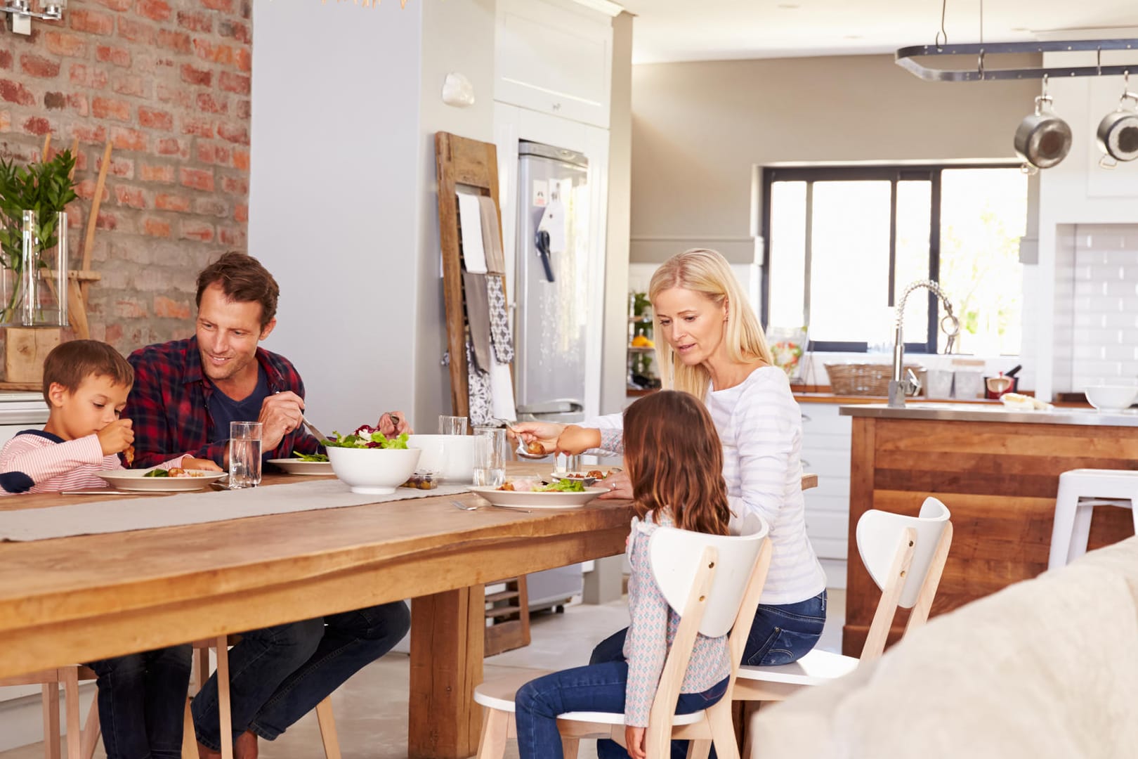 Familie an einem großen Esstisch