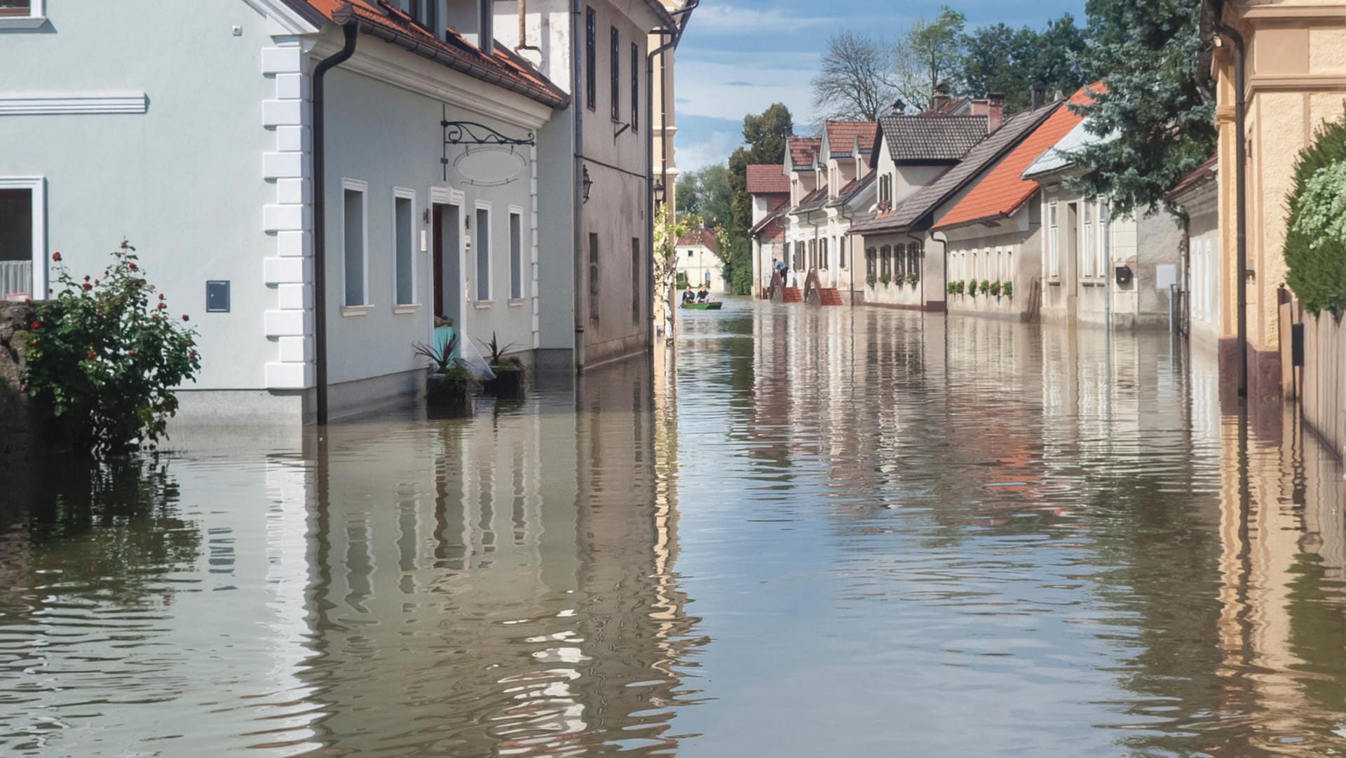 Überflutete Straße: Anhaltender Starkregen kann zu Überschwemmungen führen