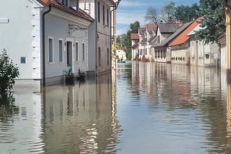 Überflutete Straße: Anhaltender Starkregen kann zu Überschwemmungen führen