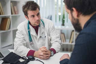 Wichtig ist, dass der Patient dem Arzt vertraut. Fühlt er sich nicht wohl, sollte er mit einem anderem Arzt sprechen.