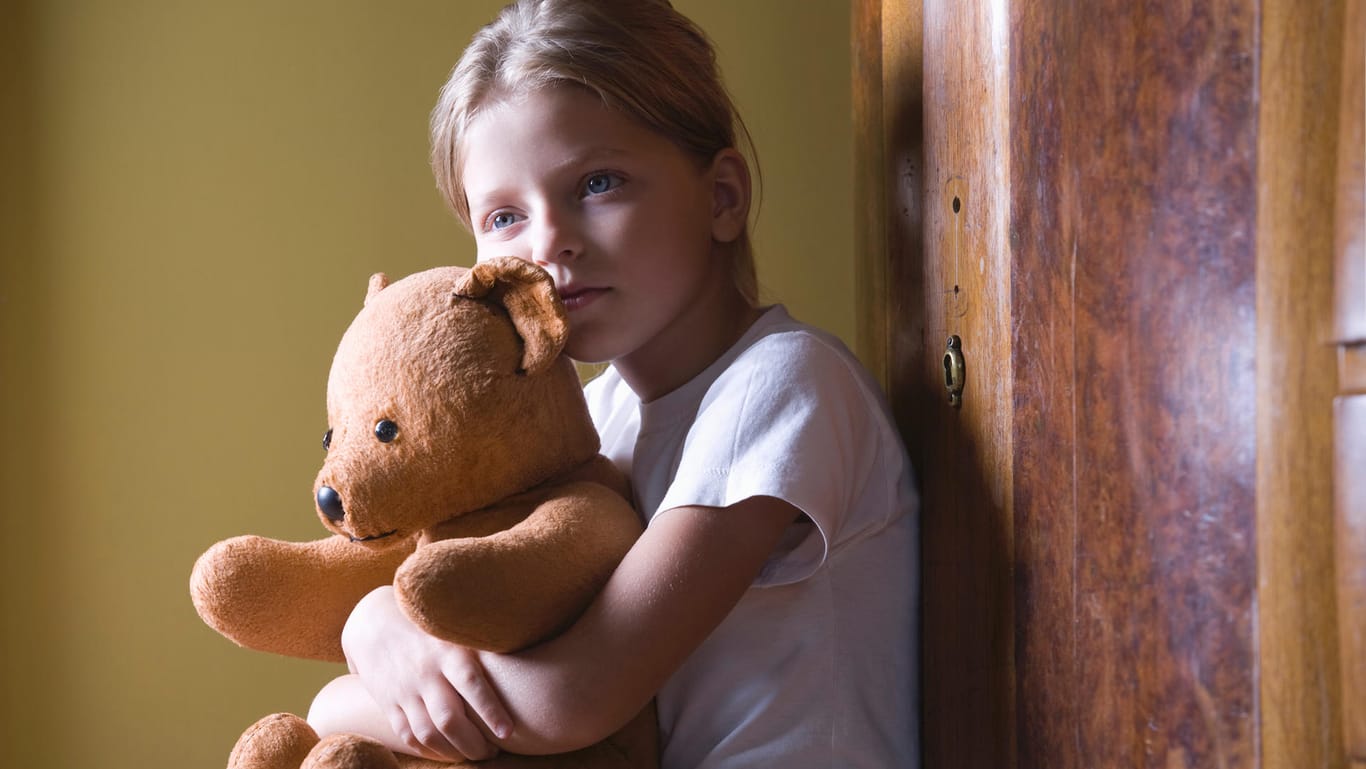 Mädchen mit Teddybär: Kindererziehung sollte ohne Gewalt auskommen – auch ohne verbale.