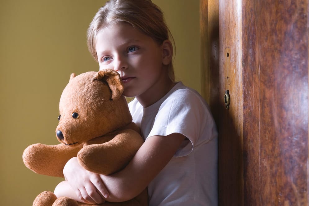 Mädchen mit Teddybär: Kindererziehung sollte ohne Gewalt auskommen – auch ohne verbale.
