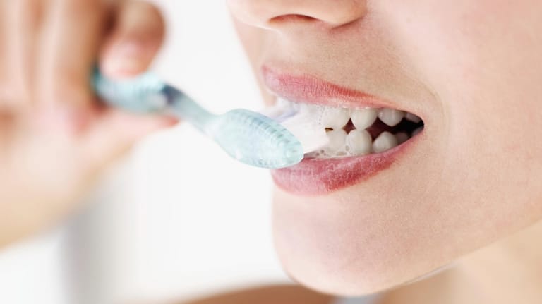 Zwei Mal täglich Zähne putzen – diese Regel kennen die meisten. Wichtig ist aber auch, wie geputzt wird.