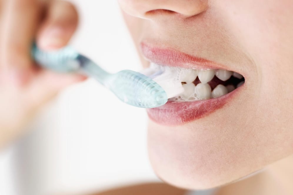 Zwei Mal täglich Zähne putzen – diese Regel kennen die meisten. Wichtig ist aber auch, wie geputzt wird.