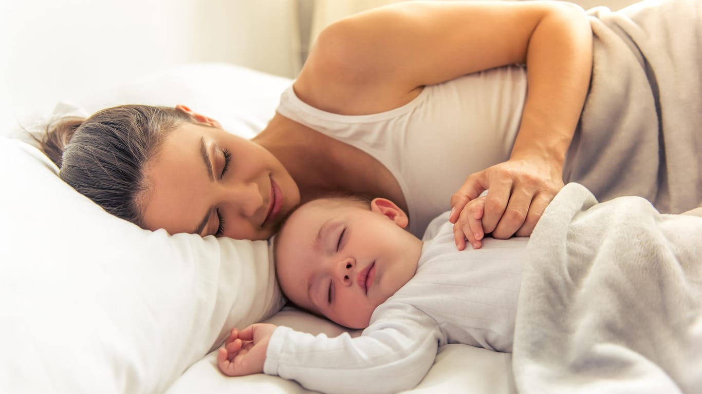 Schlafende Mutter mit ihrem Baby: Das Risiko für den Plötzlichen Kindstod steigt im Elternbett.