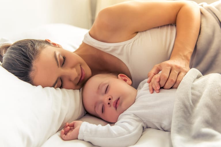 Schlafende Mutter mit ihrem Baby: Das Risiko für den Plötzlichen Kindstod steigt im Elternbett.