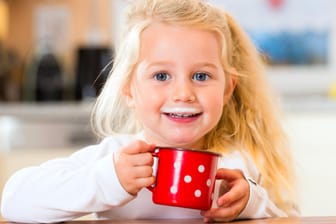 Ein Kind trinkt Milch