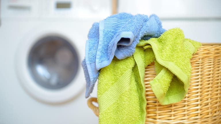 Handtücher im Wäschekorb: Trotz guter Technik und Waschmittel lassen sich viele Textilien bei niedrigen Temperaturen reinigen.