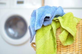 Handtücher im Wäschekorb: Trotz guter Technik und Waschmittel lassen sich viele Textilien bei niedrigen Temperaturen reinigen.