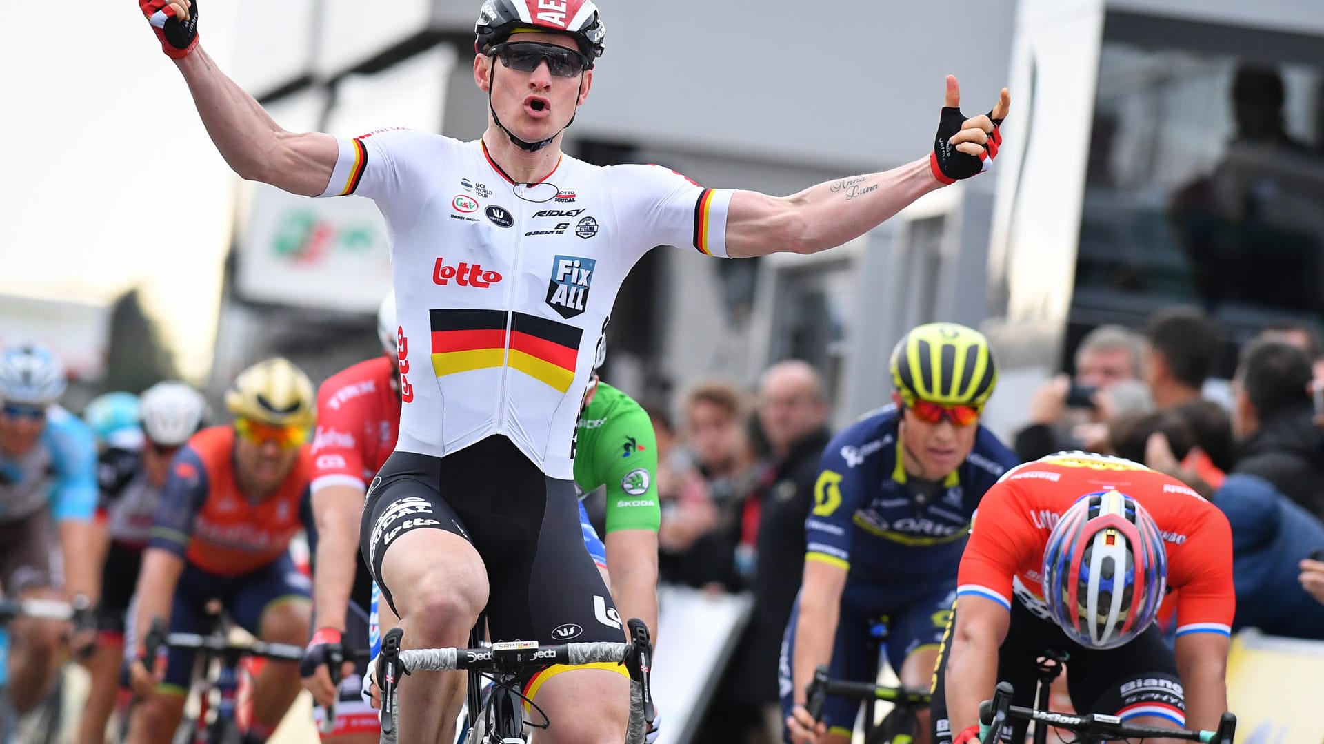 Andre Greipel gehört zu den besten Sprintern im Feld und als solcher braucht man Muskeln, wenn es im Endspurt zur Sache geht. Greipel hat genug davon und zeigt dies auch gerne. Dies brachte ihm unter den Kollegen den ehrfürchtigen Spitznamen "Der Gorilla" ein.