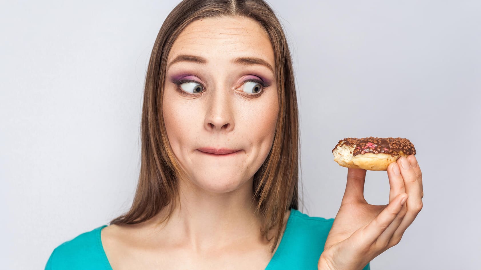 Eine Frau mit einem Dougnut