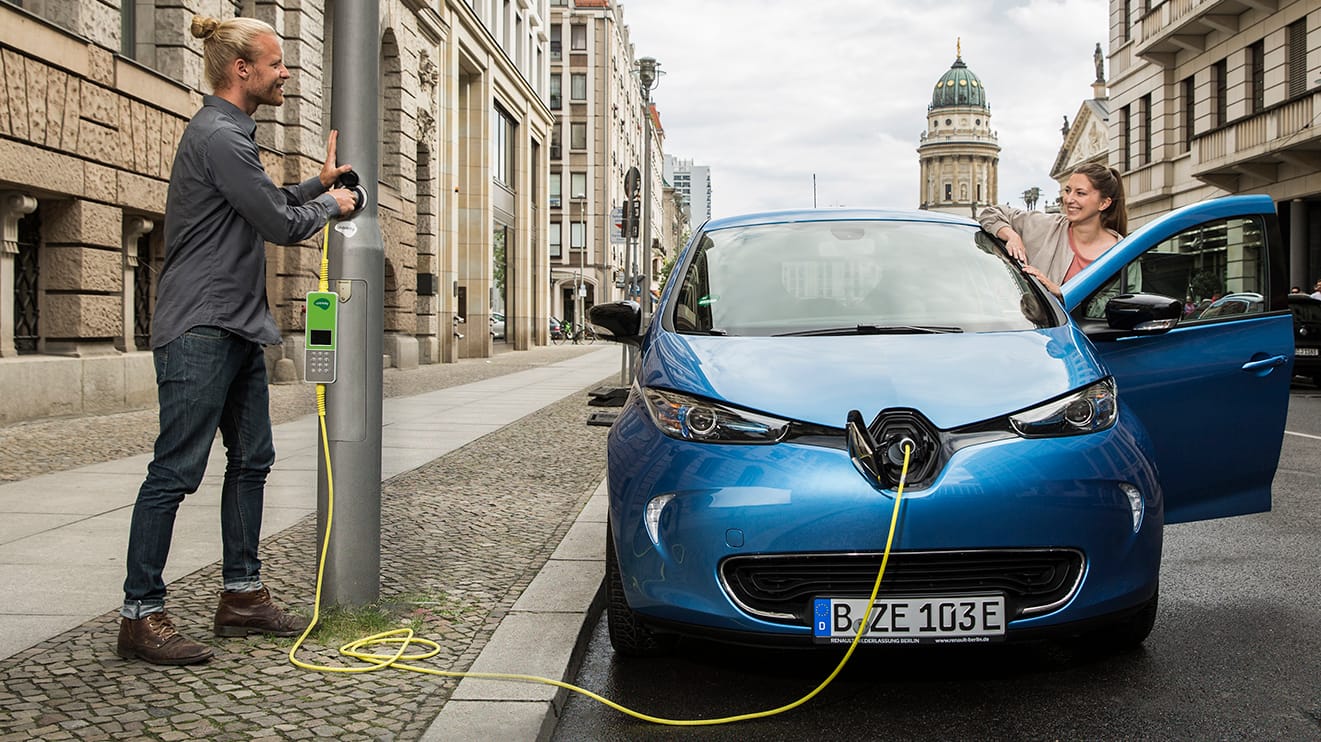 In vielen Städten und Gemeinden gibt es sie – Laternen könnten die Infrastruktur für E-Autos verbessern.