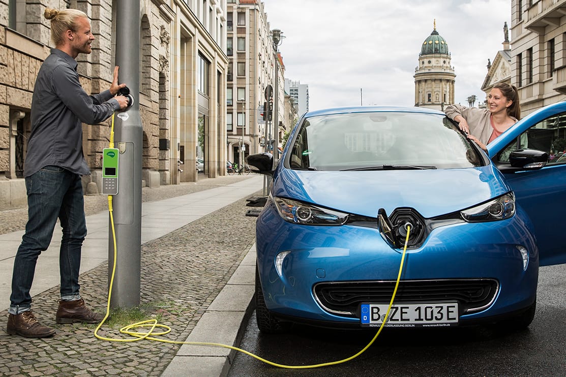 In vielen Städten und Gemeinden gibt es sie – Laternen könnten die Infrastruktur für E-Autos verbessern.