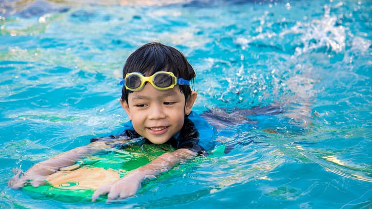 Kinder sollten frühzeitig schwimmen lernen.