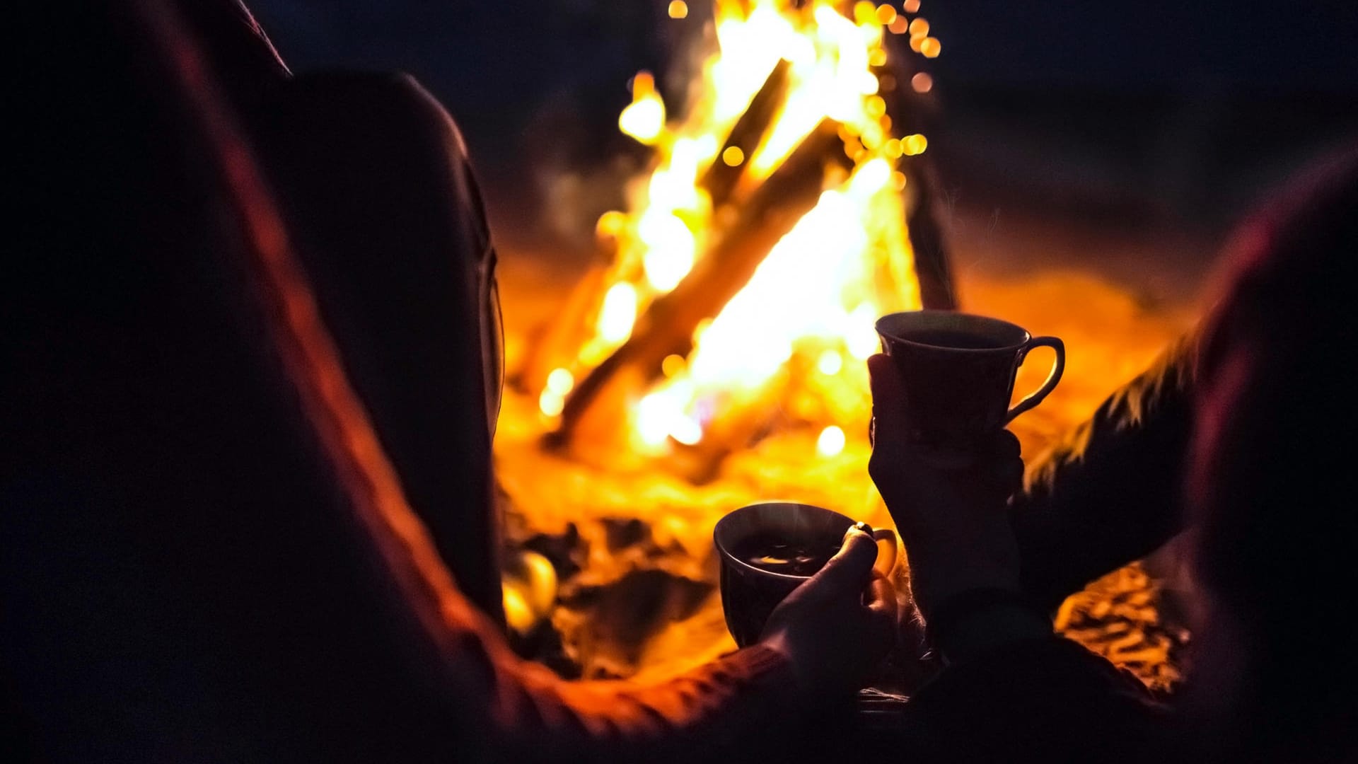 Ein Lagerfeuer sorgt für die richtige Stimmung am Abend.