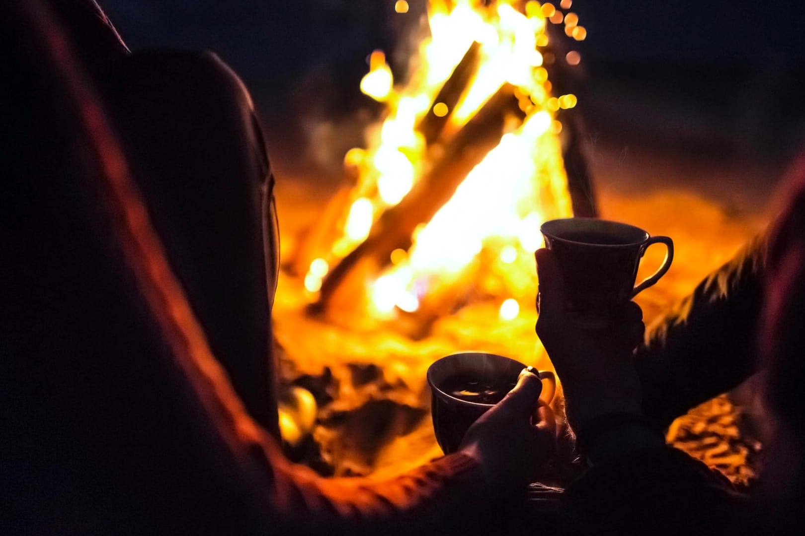 Ein Lagerfeuer sorgt für die richtige Stimmung am Abend.