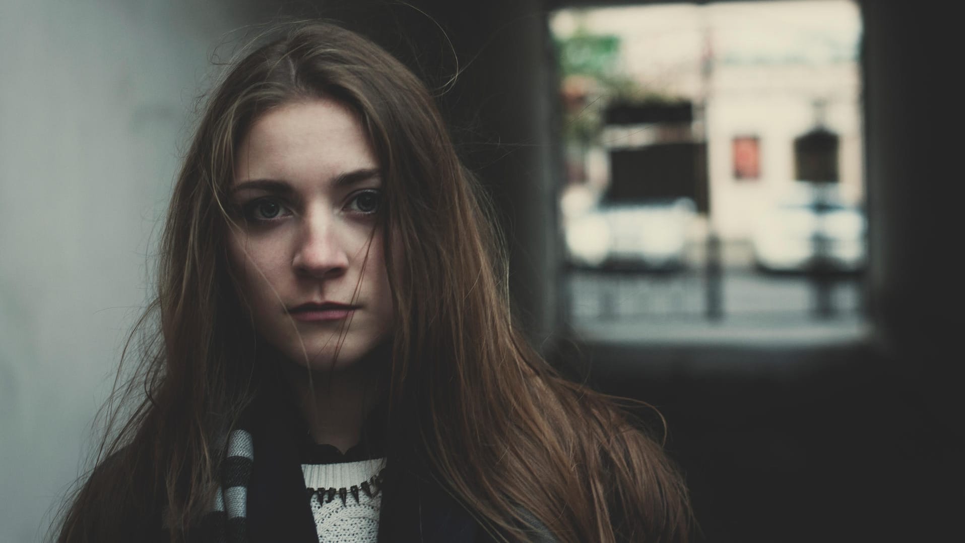 Junges Mädchen mit ernstem Gesichtsausdruck: Bei Jugendlichen werden Symptome einer Depression oft als "pubertäres Verhalten" fehlgedeutet.