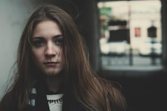 Junges Mädchen mit ernstem Gesichtsausdruck: Bei Jugendlichen werden Symptome einer Depression oft als "pubertäres Verhalten" fehlgedeutet.