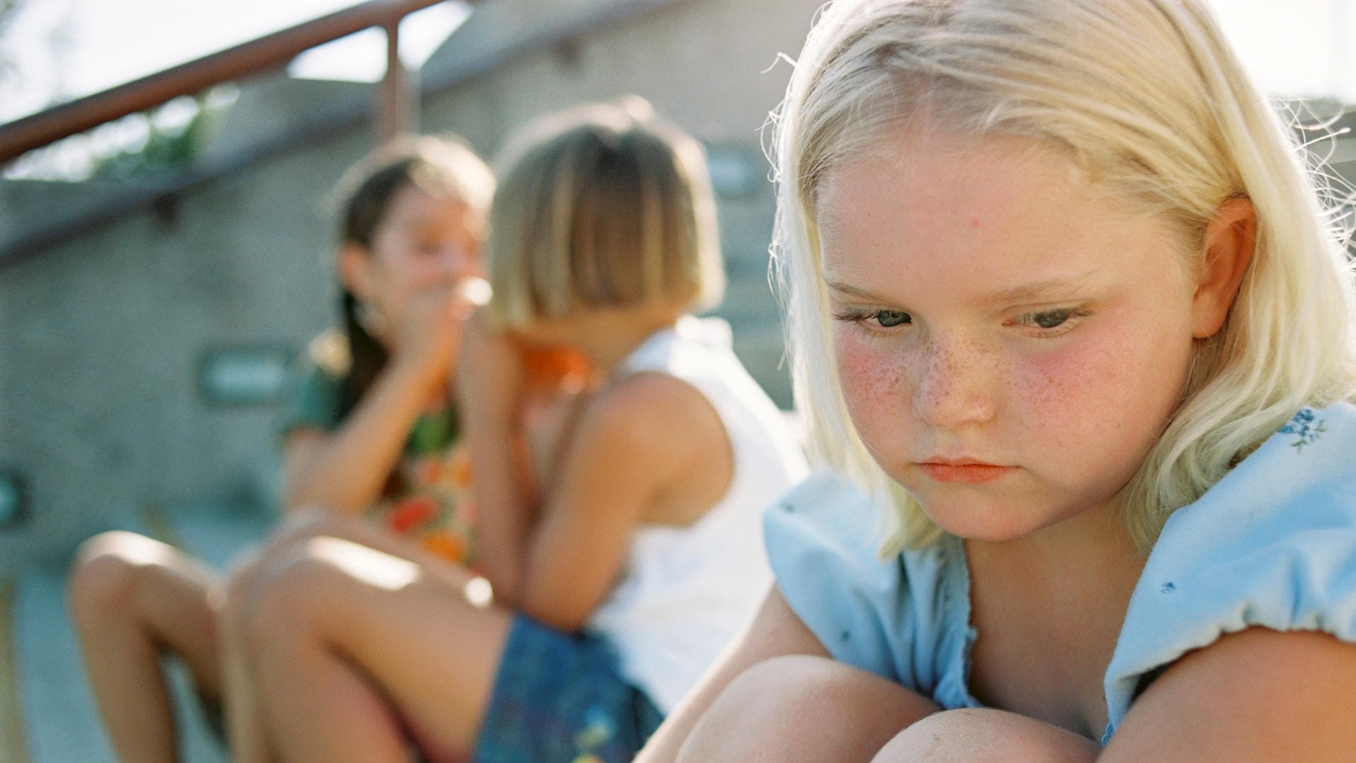 Abgeschottet: Wenn Kinder in der Schule nicht in die Gemeinschaft eingebunden sind, mit den anderen nicht klar kommen und als Außenseiter gelten, sollten Eltern genau hinschauen.