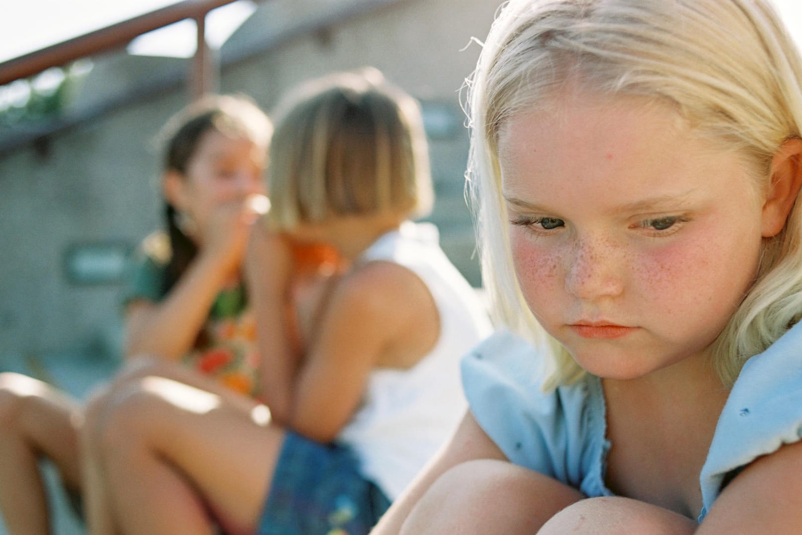 Abgeschottet: Wenn Kinder in der Schule nicht in die Gemeinschaft eingebunden sind, mit den anderen nicht klar kommen und als Außenseiter gelten, sollten Eltern genau hinschauen.