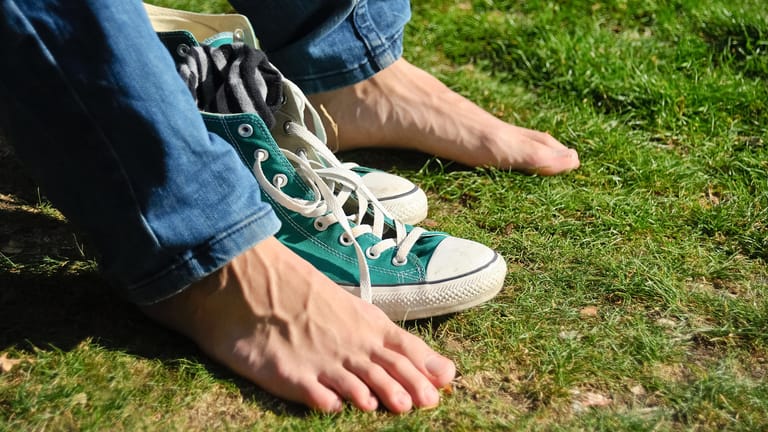 Nackte Füße: Wenn Sie Ihre Schuhe ausziehen, möchten Sie vor dem Geruch am liebsten flüchten?