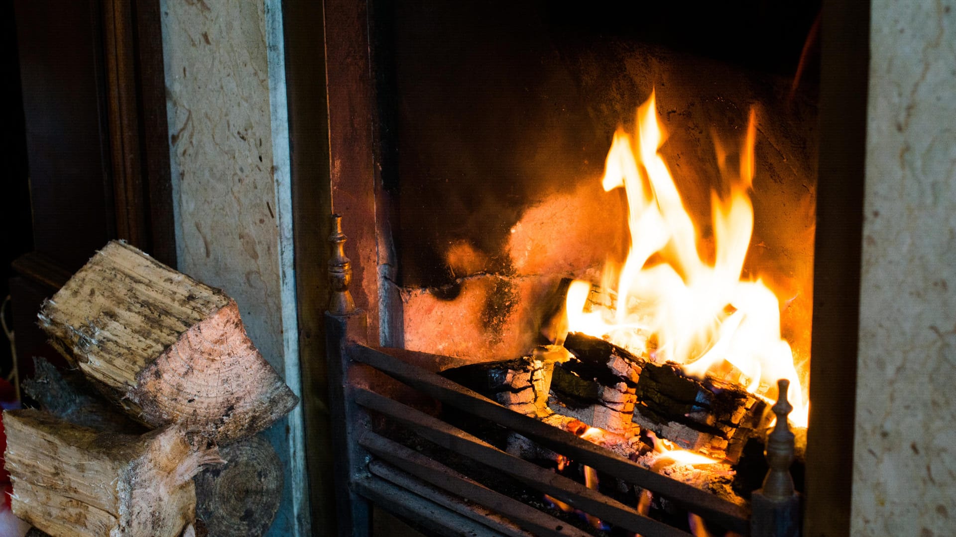 Im Kaminofen darf nur trockenes und unbehandeltes Holz verbrannt werden.