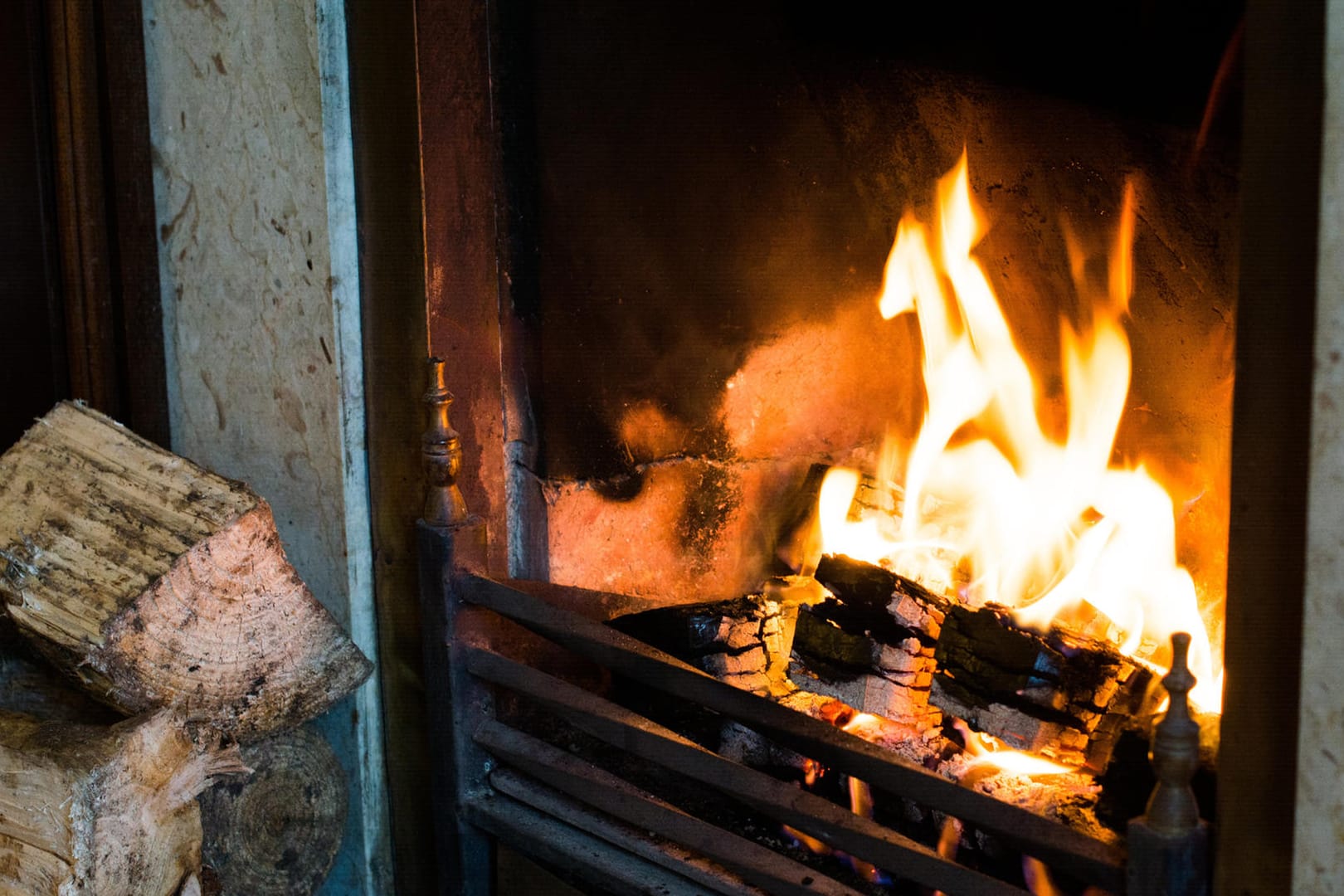 Im Kaminofen darf nur trockenes und unbehandeltes Holz verbrannt werden.