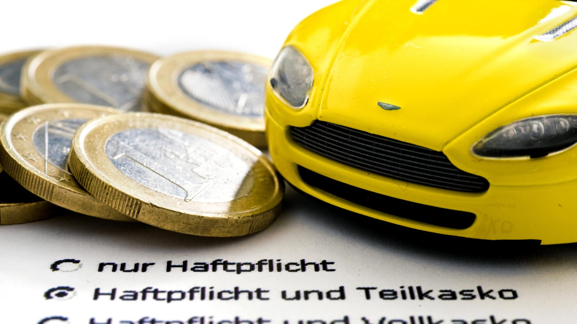 Eine schwere Wahl – bei der Kfz-Versicherung spielen für den richtigen Tarif viele Details eine Rolle.