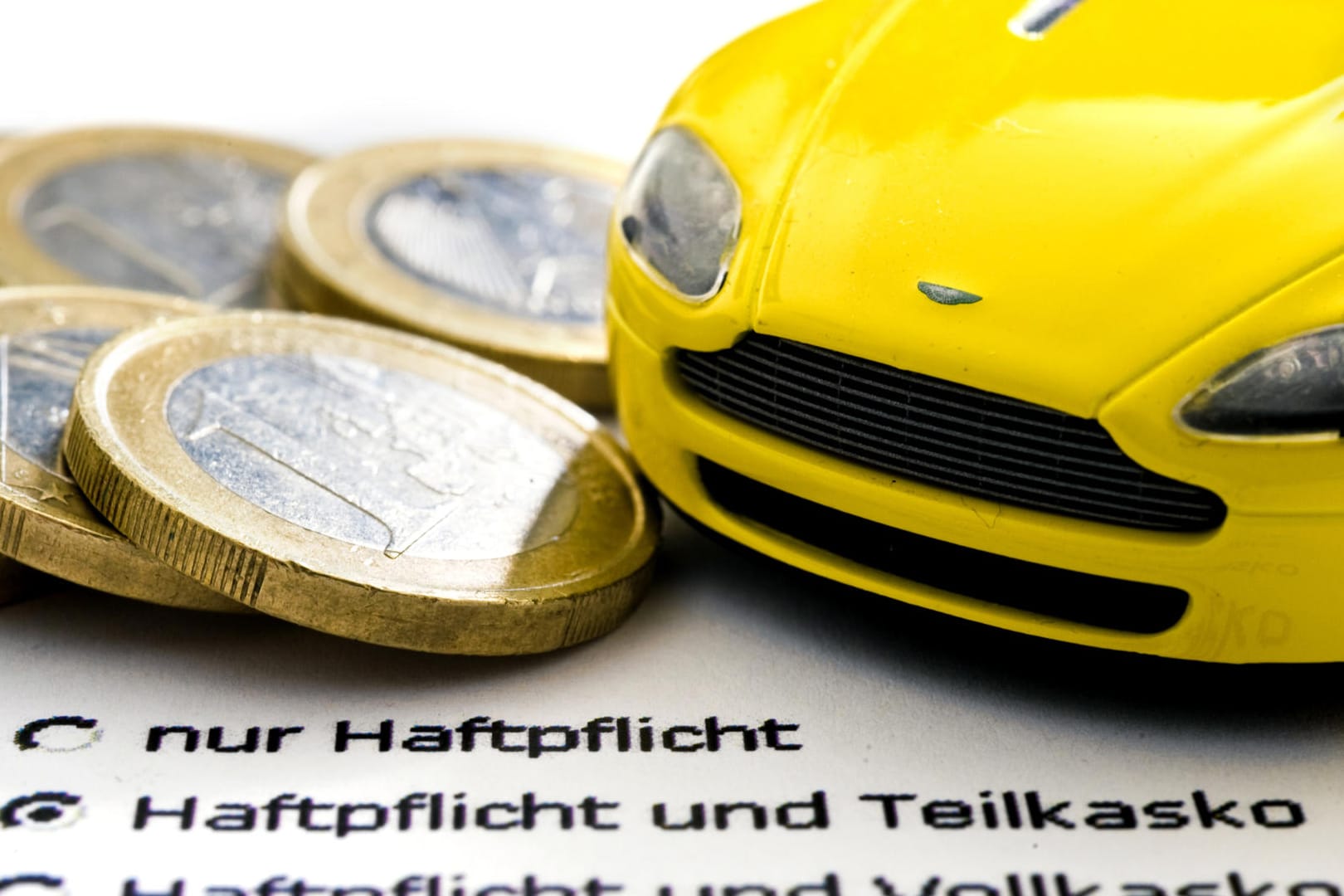 Eine schwere Wahl – bei der Kfz-Versicherung spielen für den richtigen Tarif viele Details eine Rolle.