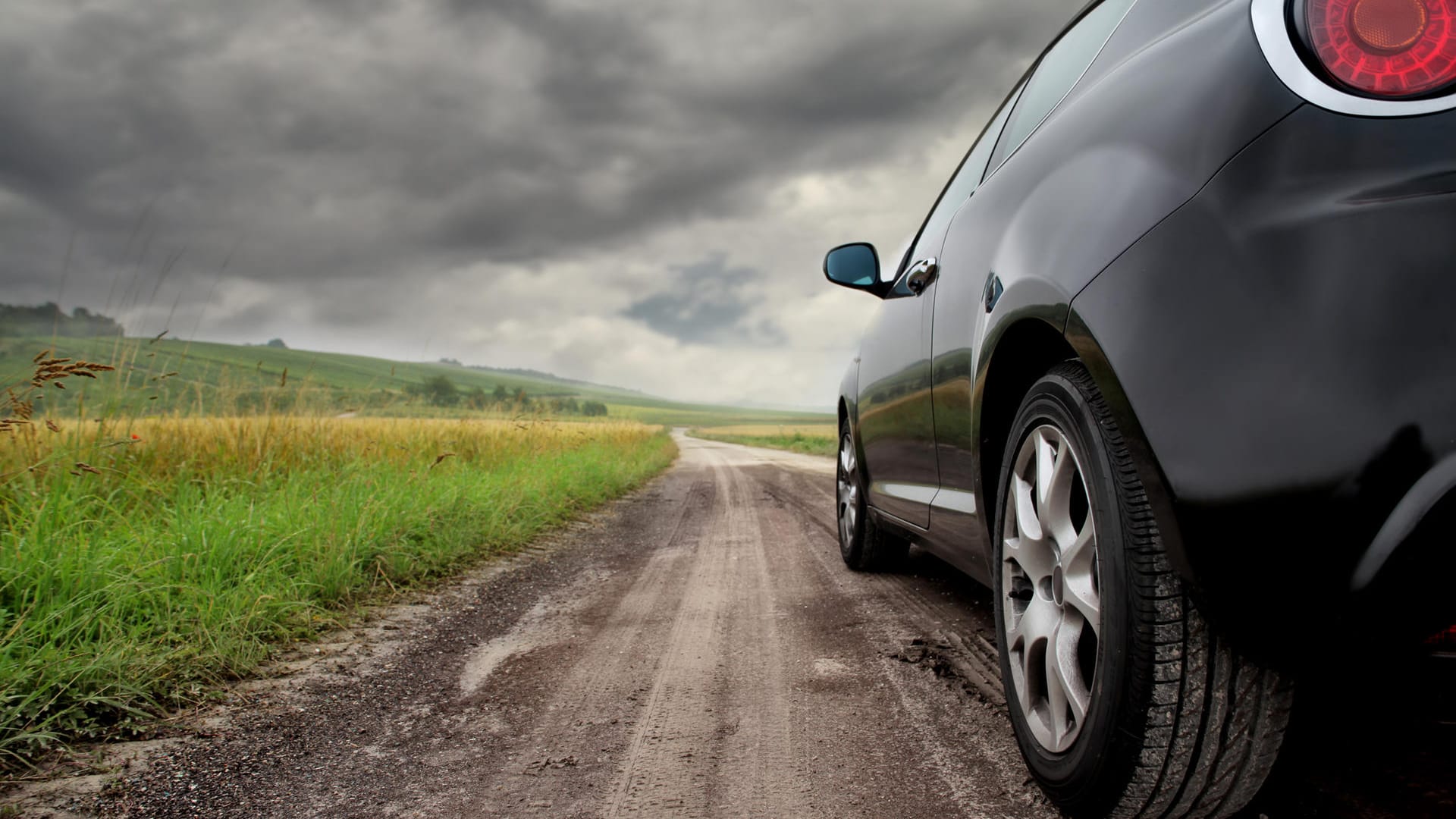 Auto auf Landweg: Starker Wind kann Ihr Auto ordentlich ins Schlingern bringen. Bei kräftigen Böen sollten Sie daher einige Tipps beherzigen.