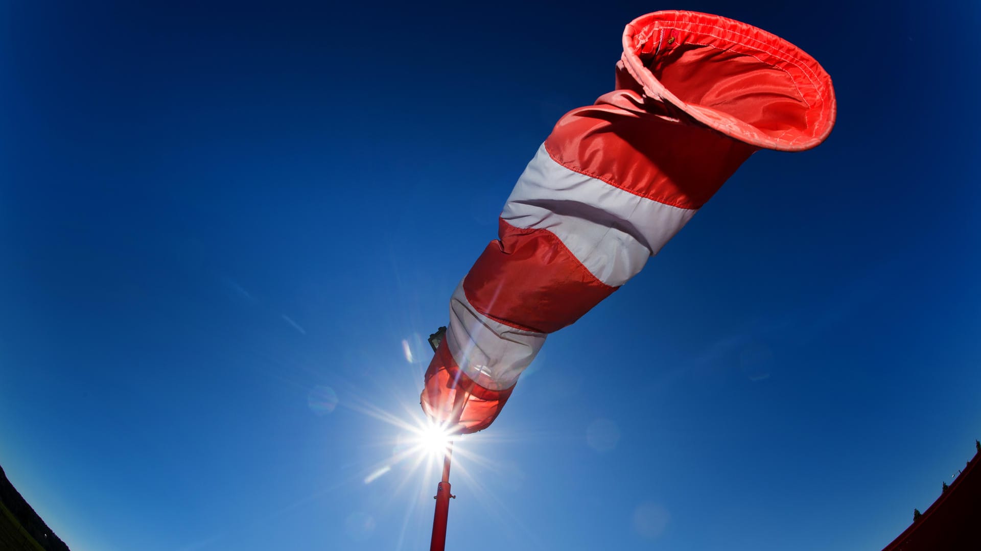 Luftsack im Sonnenschein: Vor einigen Brücken zeigen solche Luftsäcke Windrichtung und Windstärke an.