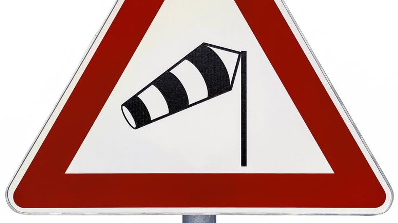 Warnschild: Wenn Sie das Verkehrsschild "Achtung Seitenwind" sehen, sollten Sie besonders vorsichtig sein.
