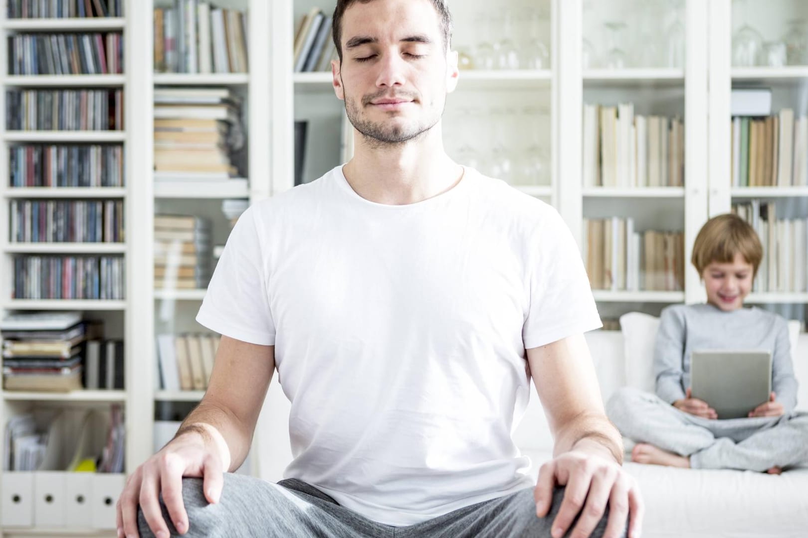 Ein Mann meditiert im Wohnzimmer: Meditation gehört zu den wirksamsten Achtsamkeitsübungen. Doch die Technik muss erlernt werden.