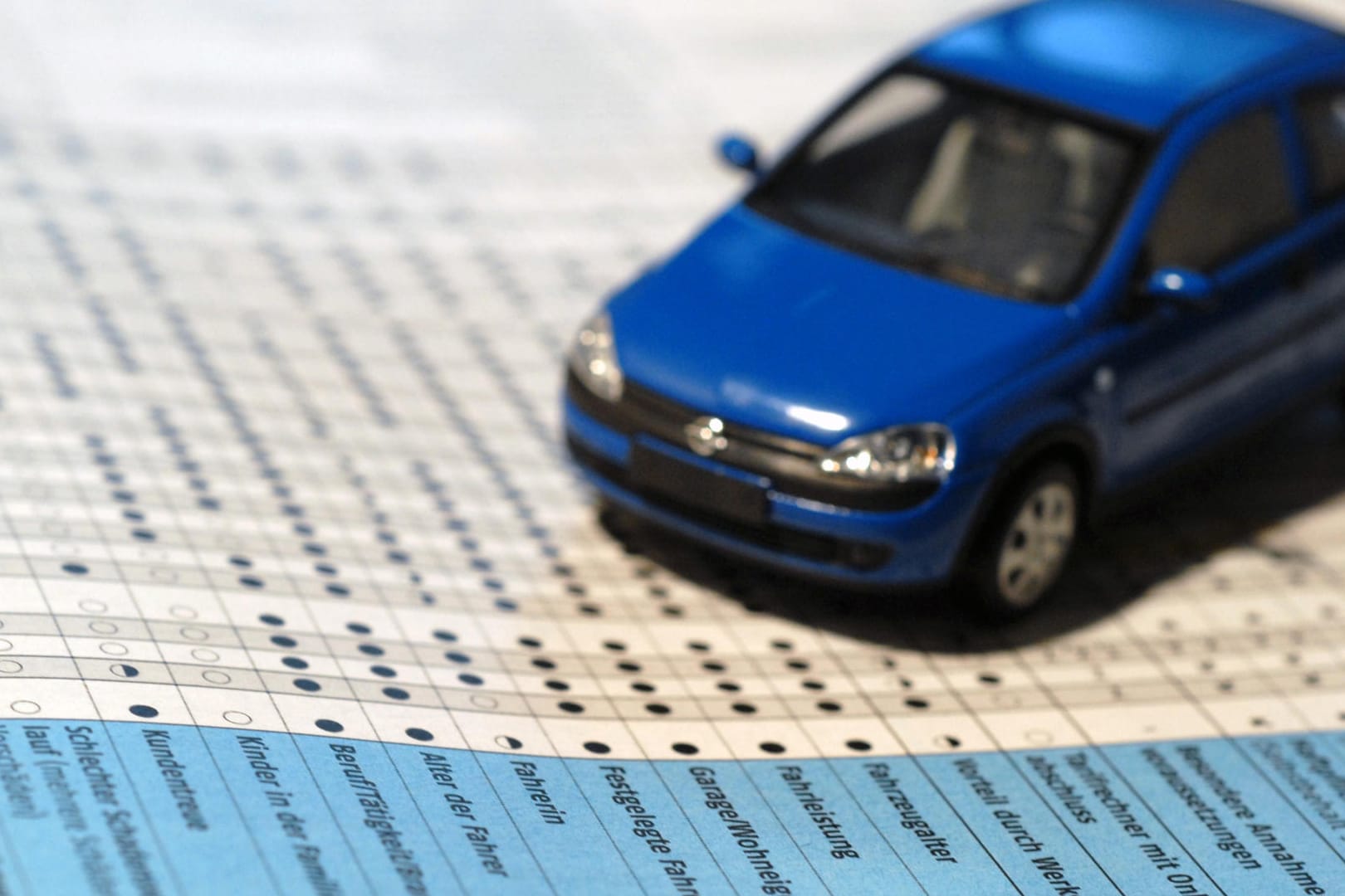 Autofahrer können bei der Kfz-Versicherung viel Geld sparen. Autofahrer können bei der Kfz-Versicherung viel Geld sparen.
