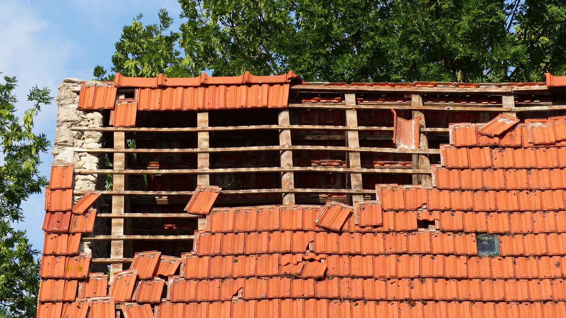 Zerstörtes Dach nach Sturm