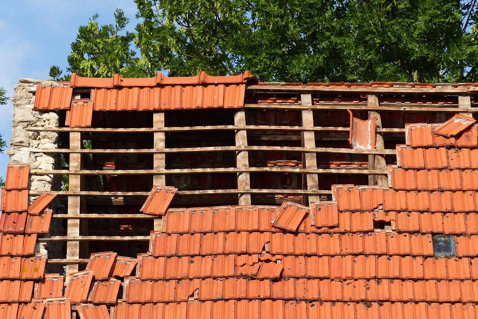 Zerstörtes Dach nach Sturm